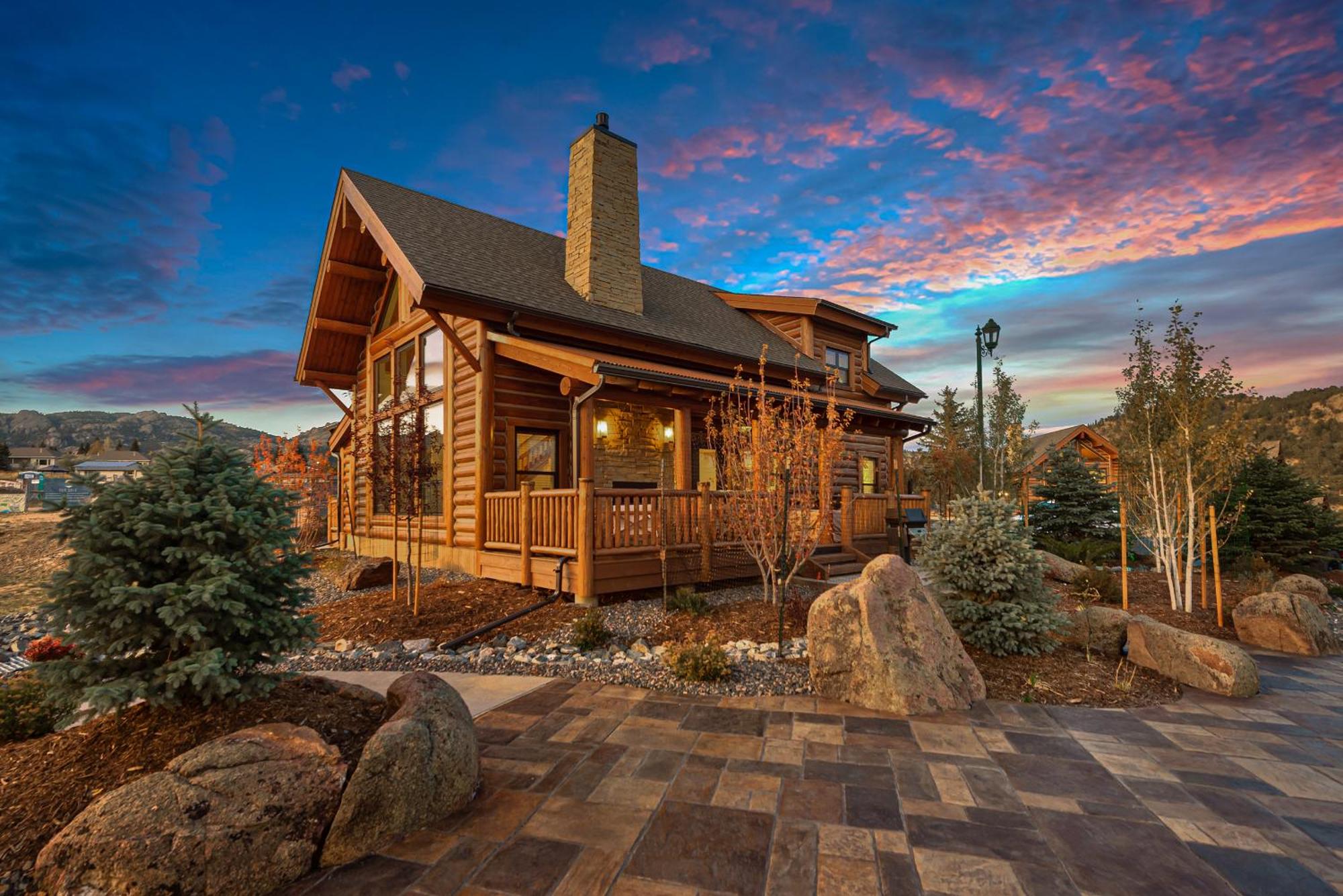 Estes Retreat – Indoor/Outdoor Fireplace, Jacuzzi, Close to Downtown Estes
